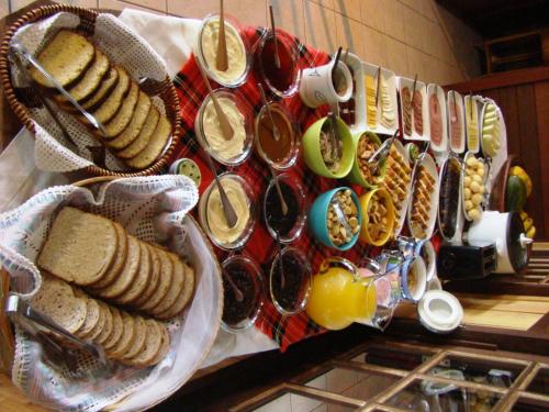 a display of cups and plates and cookies and drinks at Pousada Fogo Eterno in Urubici