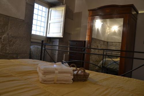 サンピエリにあるAntico Frantoio Pennaのベッドルーム1室(ベッド1台、タオルバスケット付)