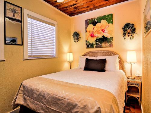 um quarto com uma cama, 2 candeeiros e uma janela em Palm Place 3 - Buccaneer Palm Beach getaway 622 em Clearwater Beach