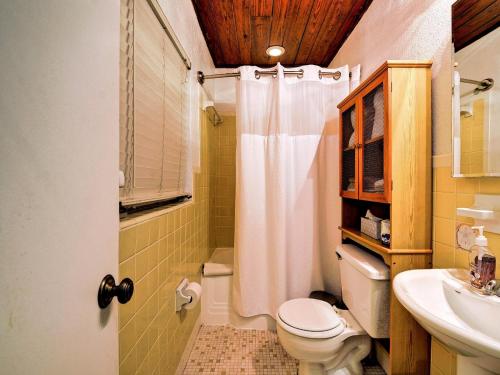 クリアウォーター・ビーチにあるPalm Place 2 - Coconut Palm Beach getaway 623のトイレと洗面台付きのバスルーム