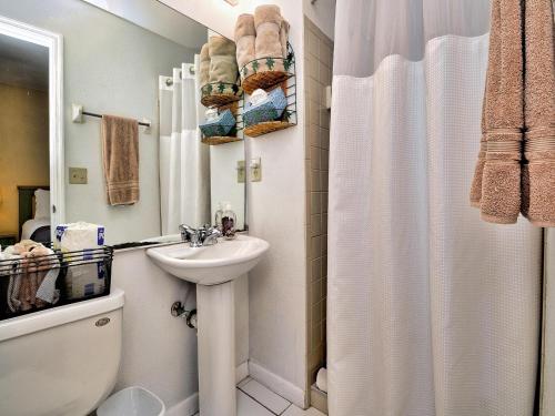 Un baño con lavabo, inodoro y ducha. en Palm Place 4- Royal Palm 621, en Clearwater Beach