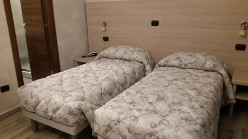een slaapkamer met een bed met een dekbed bij Ricci Rooms in Genua