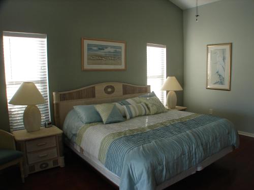 Tempat tidur dalam kamar di Hidden Harbor SW Cape- waterfront private home locally owned & managed, fair & honest pricing