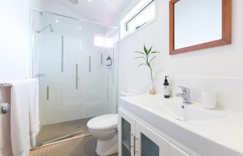 e bagno con servizi igienici, lavandino e doccia. di 99 Kirkland Bed & Breakfast a Brisbane