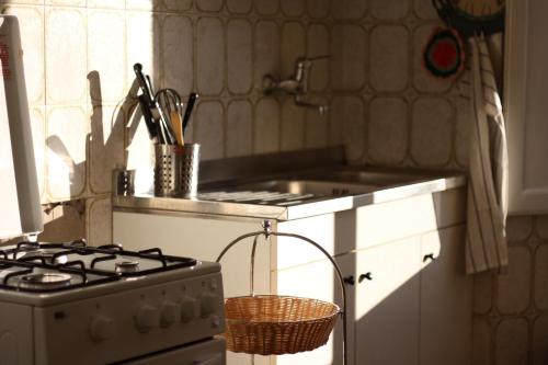 una cocina con estufa y fregadero en A Due Passi Dal Treno, en Pisa