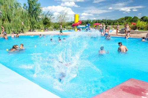 a group of people playing in a swimming pool at Gran Texier Hotel Casino in Concepción del Uruguay