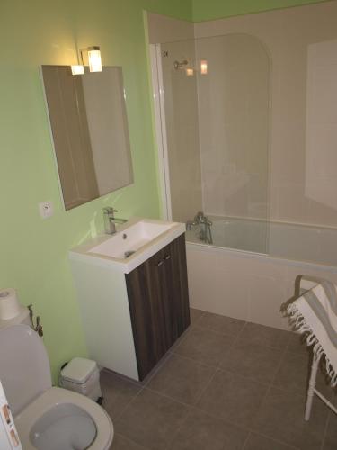 une salle de bain avec un lavabo, des toilettes et une baignoire dans l'établissement La Ginelle - Appartement Guy, à Airoux