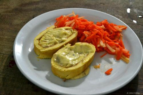 einen Teller mit Brot und Gemüse darauf in der Unterkunft Hosteria de la Villa ** in Villa Cura Brochero