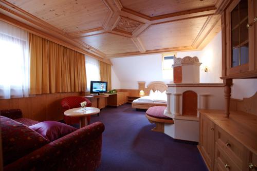 a hotel room with a bed and a fireplace at Höllboden in Ischgl