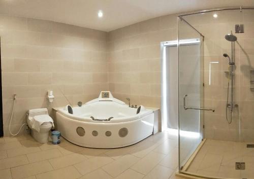 une salle de bain avec une baignoire, des toilettes et une douche dans l'établissement Nancy Villa, à Vung Tau