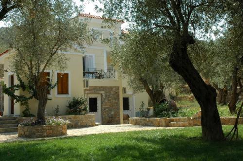 Gallery image of Gera's Olive Grove - Elaionas Lesvou in Perama
