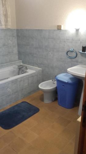 une salle de bain avec une baignoire, des toilettes et un lavabo dans l'établissement La Grande Lauze, à Champcella