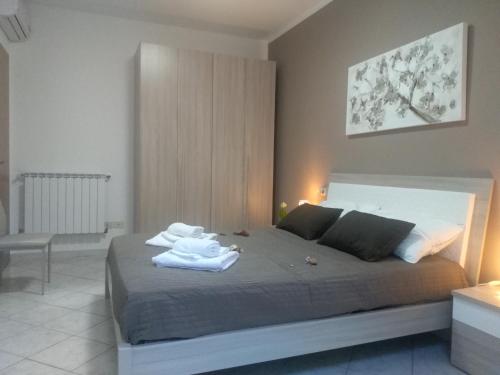 1 dormitorio con 1 cama con toallas en Perla Del Mare Affittacamere, en Campofelice di Roccella