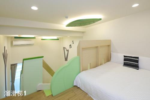a bedroom with a bed and a green ceiling at Happiness Yes Inn in Luodong