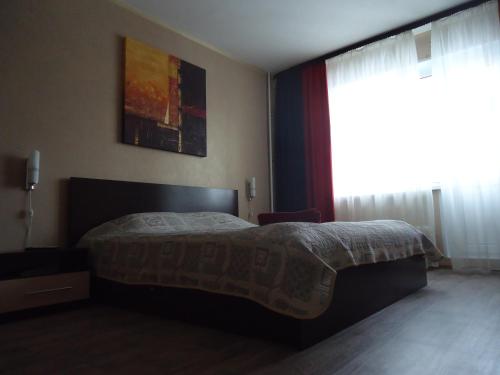 - une chambre avec un lit et une grande fenêtre dans l'établissement Apartments on Gagarina 9, à Volgodonsk