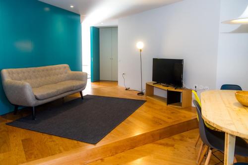 ポルトにあるLiiiving in Porto | Santa Catarina Luxury Apartmentsのリビングルーム(椅子、テレビ付)