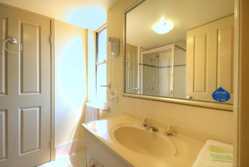 Ένα μπάνιο στο Bila Vista Kirra Beachside Apartments