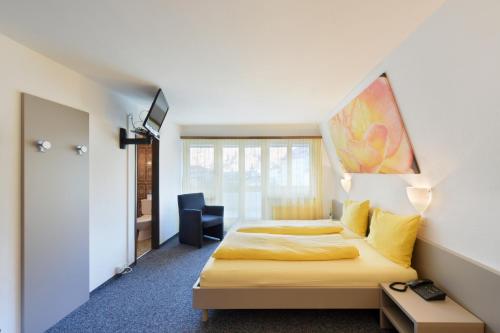 pokój hotelowy z łóżkiem i oknem w obiekcie Schlosshotel - Self Check-In Hotel w mieście Brig