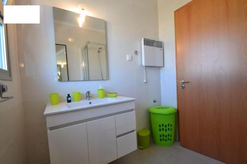 Salir de PortoにあるBela Baïaの洗面台と鏡のあるバスルーム