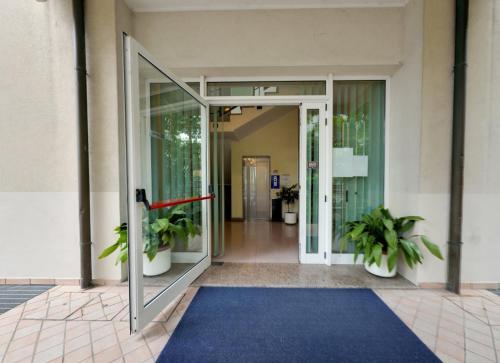 an entrance to an office building with a blue carpet at Residence le Spiagge in Rimini