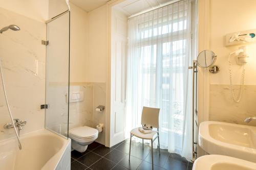 Phòng tắm tại Grand Hotel Europe