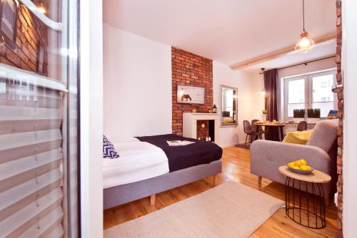 1 dormitorio con 1 cama y sala de estar en Pomorskie Apartamenty Biała Mewa, en Sopot