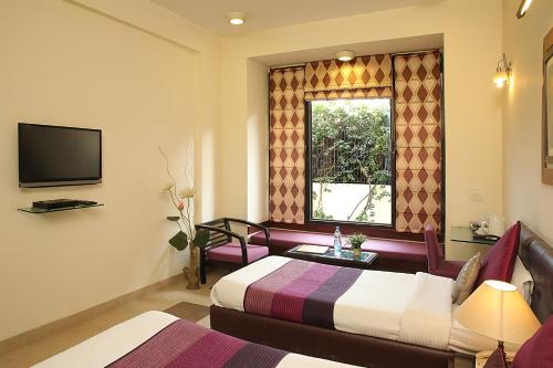 Tempat tidur dalam kamar di Ahuja Residency Parklane, Gurgaon