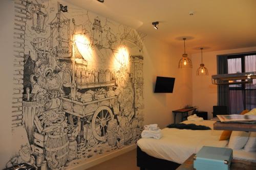 a drawing on the wall of a room with two beds at Hotel Rauw aan de Kade in IJmuiden
