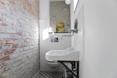 ビトゥフにあるApartment WitowSkiのレンガの壁、洗面台付きのバスルーム