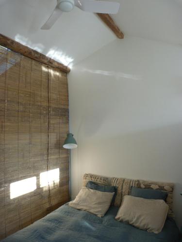 une chambre avec un lit avec une grande fenêtre dans l'établissement La Summer House avec Jardin, à Arles