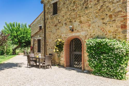 a table and chairs in front of a building at Ormanni nel Chianti Classico in Barberino di Val dʼElsa