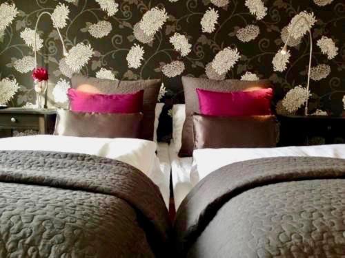 Postel nebo postele na pokoji v ubytování Reenskaug Hotel