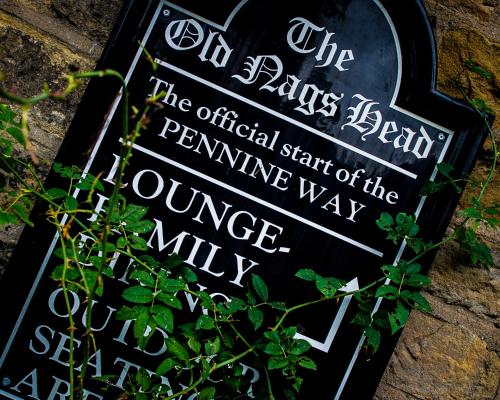 Sijil, anugerah, tanda atau dokumen lain yang dipamerkan di The Old Nag's Head