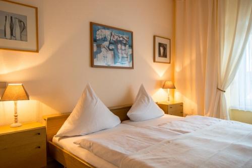 A bed or beds in a room at Landhaus zum Himmelreich