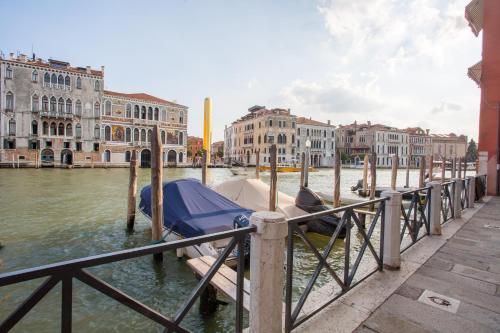 een boot is aangemeerd op een dok in een kanaal bij San Marco Romantic Dream in Venetië
