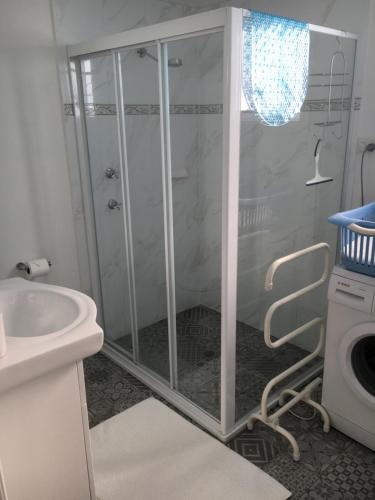 una doccia con una porta in vetro in un bagno di The Best Exotic Magnolia Cottage a Bundanoon