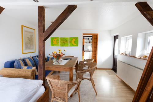 uma sala de estar com uma mesa e um sofá em Morgensonne em Hiddensee