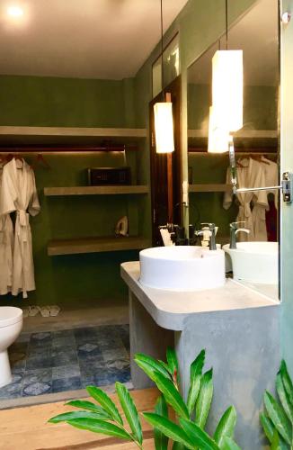 a bathroom with a sink and a toilet at Hotel Five.S in Kampot