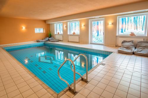 - une piscine dans une maison avec piscine dans l'établissement Mountain Living Apartments, à St. Valentin auf der Haide