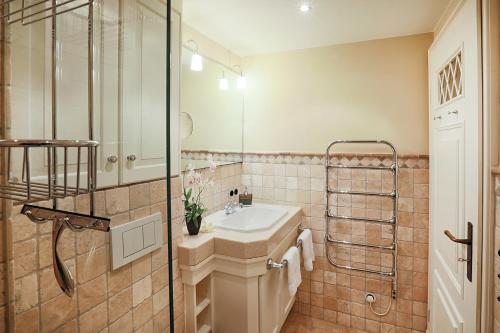 a bathroom with a sink and a shower at Ferienwohnung Dikstig Rechts in Kampen