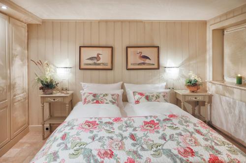 - une chambre avec un grand lit et 2 tables de chevet dans l'établissement Ferienwohnung Dikstig Rechts, à Kampen