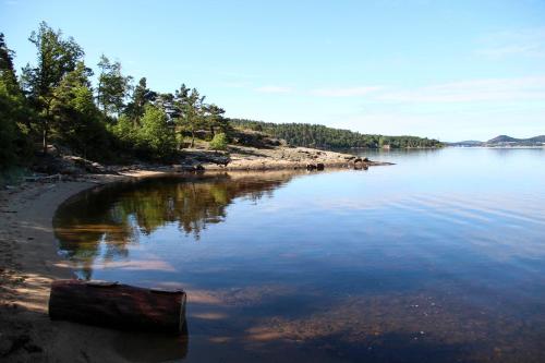 une masse d'eau avec des arbres sur le rivage dans l'établissement Ansgar Summerhotel, à Kristiansand