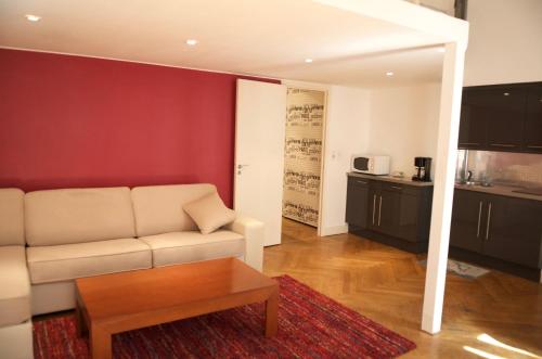 un salon avec un canapé et une table dans l'établissement AzurAppart Elegant Studio Centre, à Nice