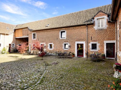 Gallery image of Nice apartments in a monumental square farm in Richelle