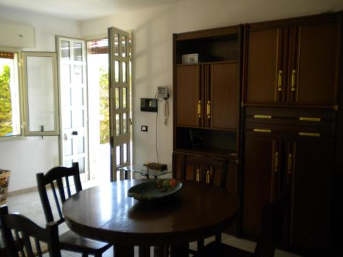 トッレ・スペッキア・ルッジェーリにあるVillino Laylaのキッチン(テーブル、椅子、冷蔵庫付)