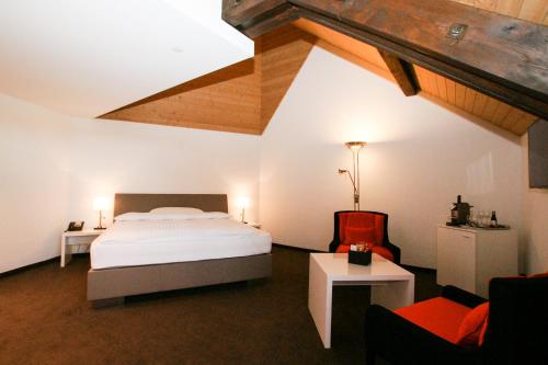 A bed or beds in a room at Ochsen Lenzburg