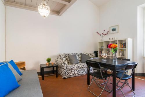 GuestHost - Della Scala Modern Apartment