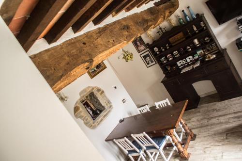 una vista sul soffitto di una camera con tavolo e sedie di Antica Dimora del Pellegrino ad Anghiari
