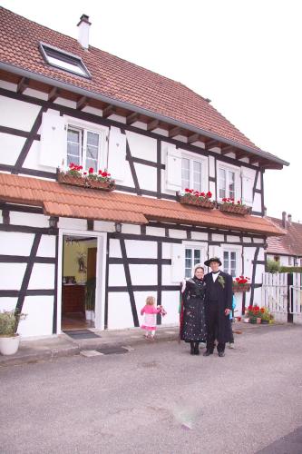 a group of people standing in front of a building at Quartier vert in Hunspach