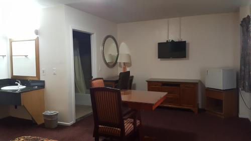 Televisyen dan/atau pusat hiburan di Flamingo Inn Long Beach